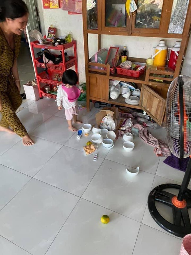 "Con con vui lắm, nó không nghịch tí nào đâu" - câu nói hài hước của các mẹ và chùm ảnh trái ngược khiến hội bỉm sữa đồng cảm sâu sắc - Ảnh 10. "Con con vui lắm, nó không nghịch tí nào đâu" - câu nói hài hước của các mẹ và chùm ảnh trái ngược khiến hội bỉm sữa đồng cảm sâu sắc - Ảnh 10.
