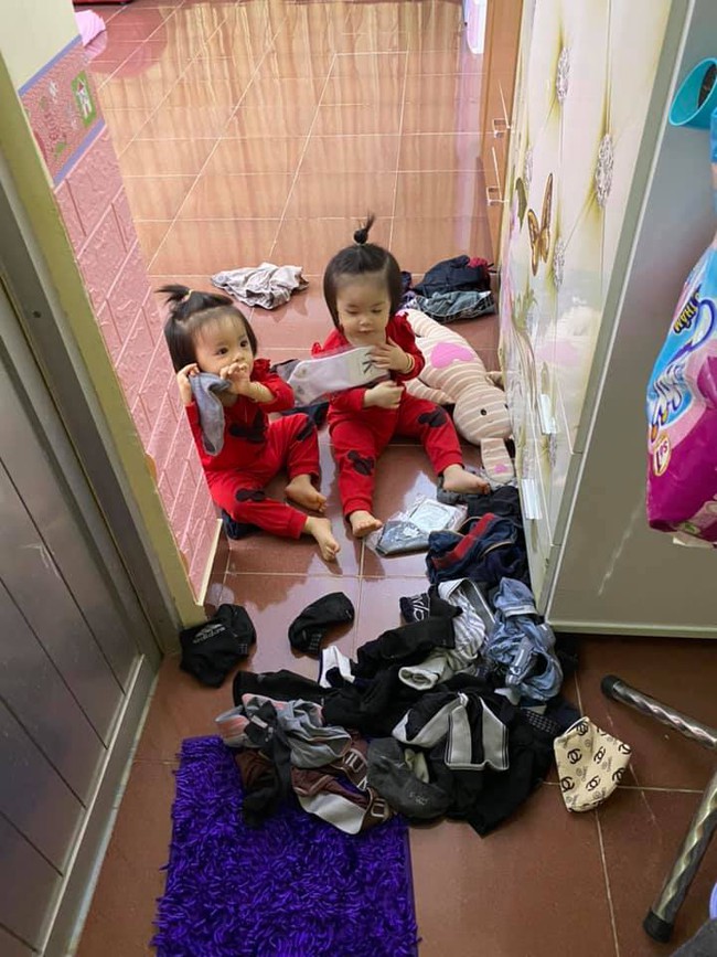 "Con con vui lắm, nó không nghịch tí nào đâu" - câu nói hài hước của các mẹ và chùm ảnh trái ngược khiến hội bỉm sữa đồng cảm sâu sắc - Ảnh 6. "Con con vui lắm, nó không nghịch tí nào đâu" - câu nói hài hước của các mẹ và chùm ảnh trái ngược khiến hội bỉm sữa đồng cảm sâu sắc - Ảnh 6.