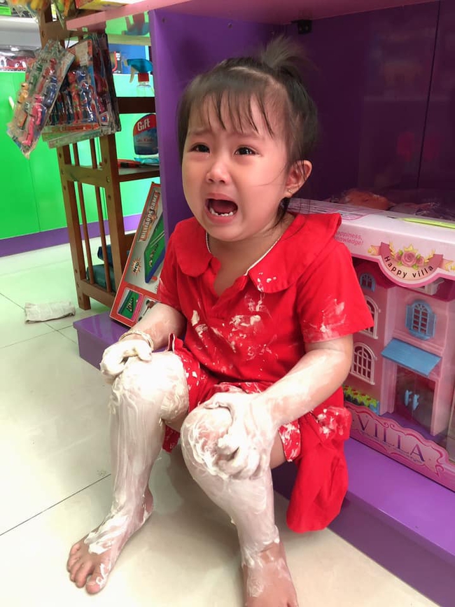 "Con con vui lắm, nó không nghịch tí nào đâu" - câu nói hài hước của các mẹ và chùm ảnh trái ngược khiến hội bỉm sữa đồng cảm sâu sắc - Ảnh 7. "Con con vui lắm, nó không nghịch tí nào đâu" - câu nói hài hước của các mẹ và chùm ảnh trái ngược khiến hội bỉm sữa đồng cảm sâu sắc - Ảnh 7.