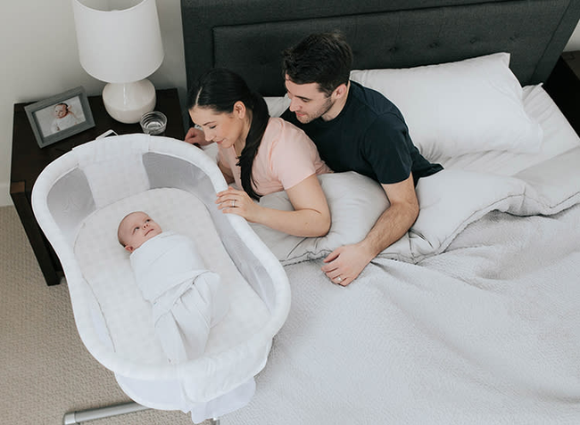 Để đèn ngủ chăm trẻ sơ sinh rất thuận tiện, nhưng các mẹ sẽ không dám làm thế nữa sau khi biết 4 hiểm họa khôn lường này - Ảnh 2. Để đèn ngủ chăm trẻ sơ sinh rất thuận tiện, nhưng các mẹ sẽ không dám làm thế nữa sau khi biết 4 hiểm họa khôn lường này - Ảnh 2.