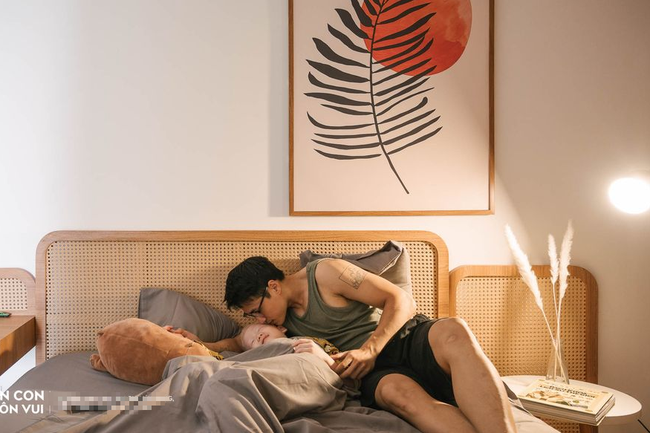 Sự thật bất ngờ đằng sau câu chuyện tình phụ tử gây sốt của ông bố đơn thân đẹp trai và cậu con trai mắc chứng bạch tạng, lấy bao nước mắt từ MXH - Ảnh 1. Sự thật bất ngờ đằng sau câu chuyện tình phụ tử gây sốt của ông bố đơn thân đẹp trai và cậu con trai mắc chứng bạch tạng, lấy bao nước mắt từ MXH - Ảnh 1.