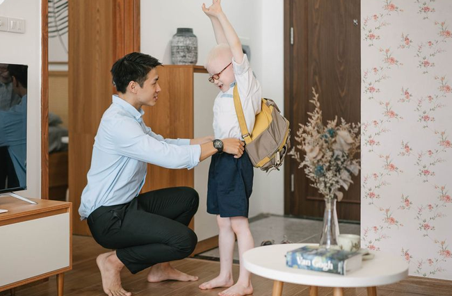 Sự thật bất ngờ đằng sau câu chuyện tình phụ tử gây sốt của ông bố đơn thân đẹp trai và cậu con trai mắc chứng bạch tạng, lấy bao nước mắt từ MXH - Ảnh 5. Sự thật bất ngờ đằng sau câu chuyện tình phụ tử gây sốt của ông bố đơn thân đẹp trai và cậu con trai mắc chứng bạch tạng, lấy bao nước mắt từ MXH - Ảnh 5.