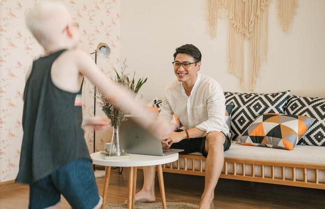 Sự thật bất ngờ đằng sau câu chuyện tình phụ tử gây sốt của ông bố đơn thân đẹp trai và cậu con trai mắc chứng bạch tạng, lấy bao nước mắt từ MXH - Ảnh 6. Sự thật bất ngờ đằng sau câu chuyện tình phụ tử gây sốt của ông bố đơn thân đẹp trai và cậu con trai mắc chứng bạch tạng, lấy bao nước mắt từ MXH - Ảnh 6.