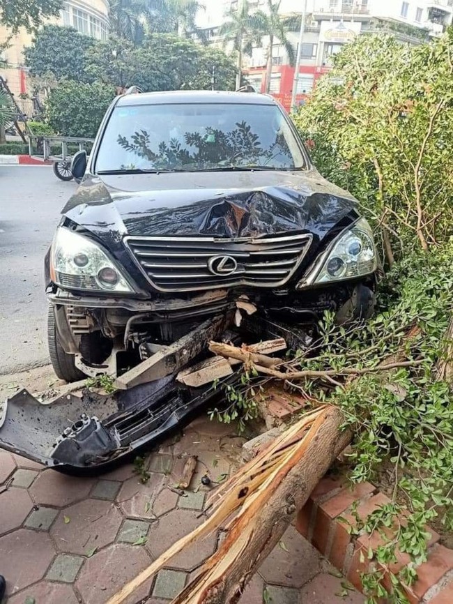 Hà Nội: Xe sang Lexus mất lái tông gãy cây bên đường, nhiều người đi đường hú vía - Ảnh 1. Hà Nội: Xe sang Lexus mất lái tông gãy cây bên đường, nhiều người đi đường hú vía - Ảnh 1.