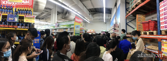 Hà Nội: Hàng nghìn người chen lấn tới trung tâm thương mại lúc nửa đêm xếp hàng mua đồ giảm giá ngày Black Friday - Ảnh 2. Hà Nội: Hàng nghìn người chen lấn tới trung tâm thương mại lúc nửa đêm xếp hàng mua đồ giảm giá ngày Black Friday - Ảnh 2.