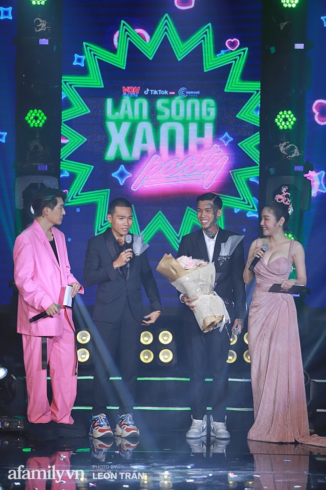 "Thầy trò" Wowy - Dế Choắt đổ bộ làm bùng nổ sân khấu Làn Sóng Xanh Party tháng 11 - Ảnh 4. "Thầy trò" Wowy - Dế Choắt đổ bộ làm bùng nổ sân khấu Làn Sóng Xanh Party tháng 11 - Ảnh 4.