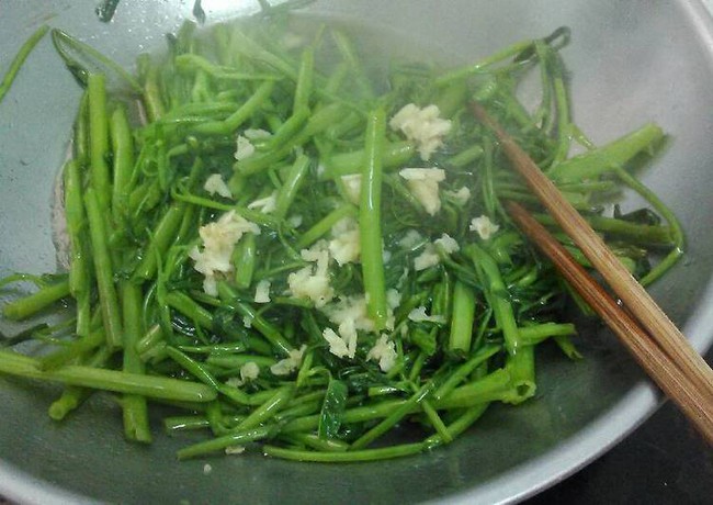 Nằm lòng 3 bí kíp nhỏ sau đây khi xào rau muống, chị em sẽ đưa món ăn bình dân, quen thuộc này lên hẳn một "tầm cao" mới! - Ảnh 2.
