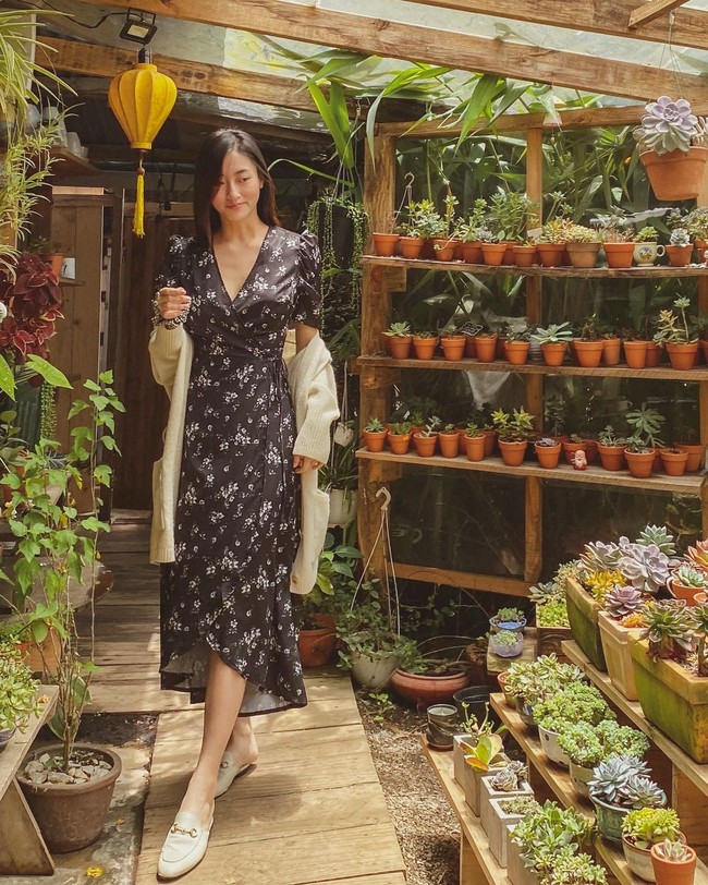 Học các mỹ nhân Việt cách diện váy đen để trông gầy đi, sang hẳn lên chứ không bị già đanh - Ảnh 5. Học các mỹ nhân Việt cách diện váy đen để trông gầy đi, sang hẳn lên chứ không bị già đanh - Ảnh 5.