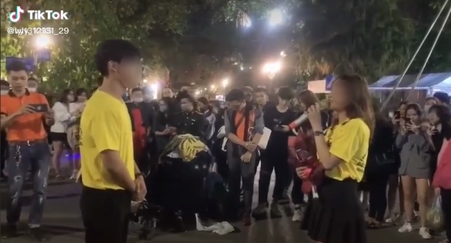 Vô tình nhìn thấy bạn trai tỏ tình trên phố đi bộ, cô gái tức giận yêu cầu giải thích nhưng màn giả té ngã của `` đả nữ '' khiến ai cũng phẫn nộ - Ảnh 6. Tình cờ thấy bạn trai tỏ tình trên phố đi bộ, cô gái tức giận yêu cầu giải thích nhưng màn giả ngã của `` đả nữ '' khiến ai cũng phẫn nộ - Ảnh 6.