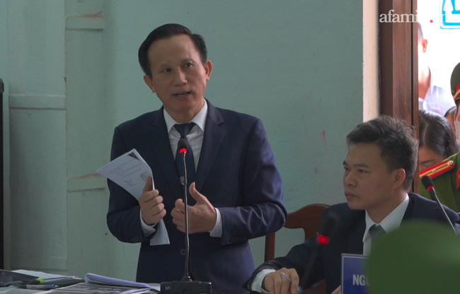 Tranh luận căng thẳng tại phiên tòa vụ bác sĩ bị tố hiếp dâm đồng nghiệp ở Huế: Luật sư đề nghị trả lại hồ sơ do nhiều chi tiết mâu thuẫn - Ảnh 3. Tranh luận căng thẳng tại phiên tòa vụ bác sĩ bị tố hiếp dâm đồng nghiệp ở Huế: Luật sư đề nghị trả lại hồ sơ do nhiều chi tiết mâu thuẫn - Ảnh 3.