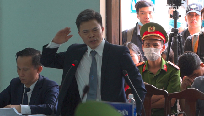 Tranh luận căng thẳng tại phiên tòa vụ bác sĩ bị tố hiếp dâm đồng nghiệp ở Huế: Luật sư đề nghị trả lại hồ sơ do nhiều chi tiết mâu thuẫn - Ảnh 4. Tranh luận căng thẳng tại phiên tòa vụ bác sĩ bị tố hiếp dâm đồng nghiệp ở Huế: Luật sư đề nghị trả lại hồ sơ do nhiều chi tiết mâu thuẫn - Ảnh 4.