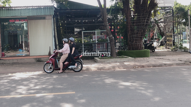 Hơn một thập kỷ làm đôi chân cho bạn tới lớp, ngày bạn nói một câu, hai cô gái Bình Phước ôm nhau khóc nức nở - Ảnh 4.