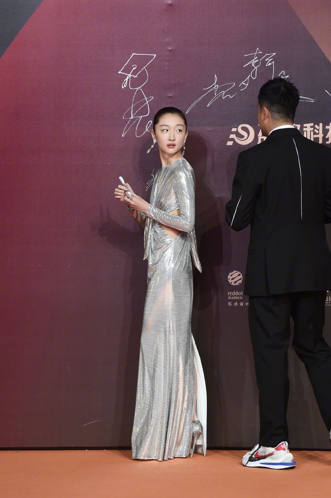 Châu Đông Vũ nổi bật với bộ váy ánh bạc.