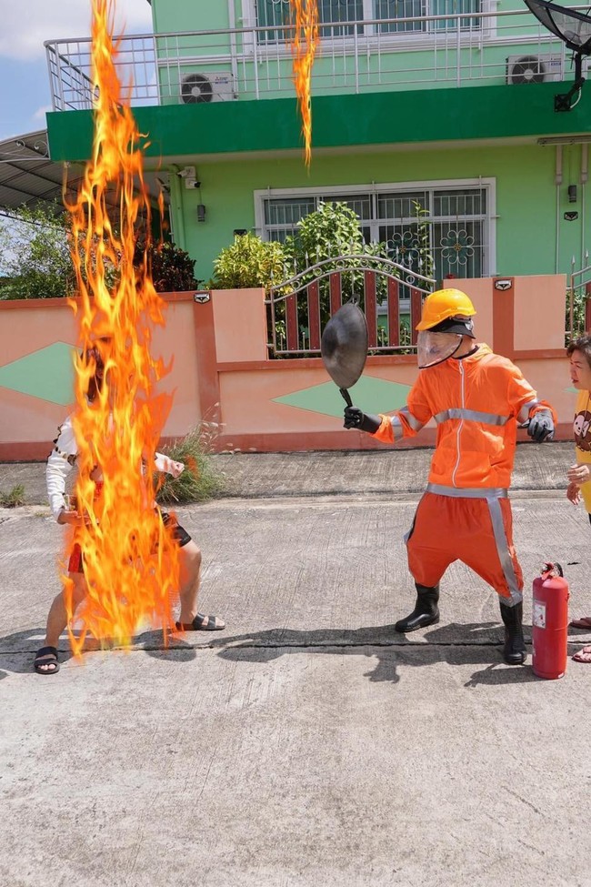 Dân mạng đổ xô xem ảnh vụ cháy nhà, nhưng sự thật té ra là một pha quảng cáo mì siêu cay khiến ai cũng tức nghẹn! - Ảnh 13.