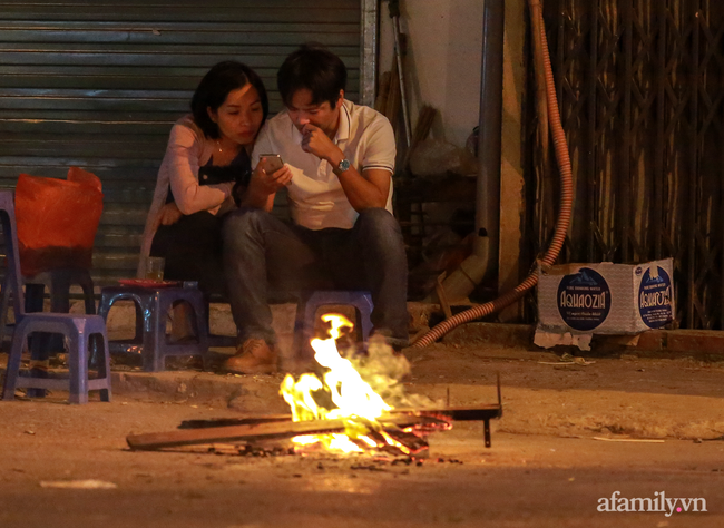 Trời trở lạnh, người Hà Nội xuýt xoa bên đống lửa - Ảnh 2. Trời trở lạnh, người Hà Nội xuýt xoa bên đống lửa - Ảnh 2.