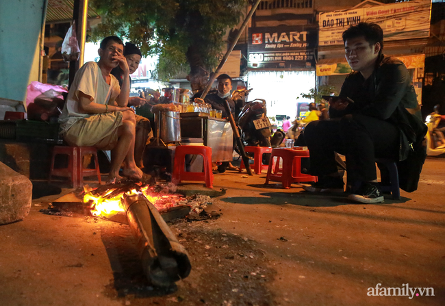 Trời trở lạnh, người Hà Nội xuýt xoa bên đống lửa - Ảnh 4. Trời trở lạnh, người Hà Nội xuýt xoa bên đống lửa - Ảnh 4.