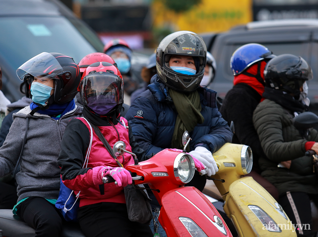Trời trở lạnh, người Hà Nội xuýt xoa bên đống lửa - Ảnh 4. Trời trở lạnh, người Hà Nội xuýt xoa bên đống lửa - Ảnh 4.