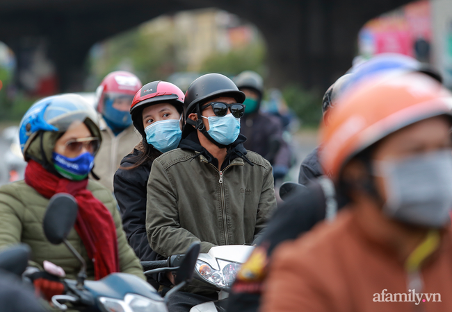 Trời trở lạnh, người Hà Nội xuýt xoa bên đống lửa - Ảnh 5. Trời trở lạnh, người Hà Nội xuýt xoa bên đống lửa - Ảnh 5.