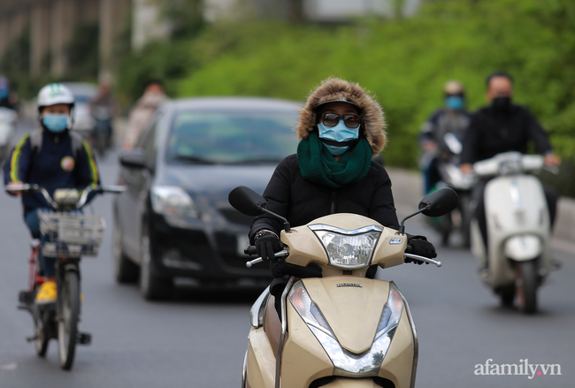 Trời trở lạnh, người Hà Nội xuýt xoa bên đống lửa - Ảnh 9. Trời trở lạnh, người Hà Nội xuýt xoa bên đống lửa - Ảnh 9.