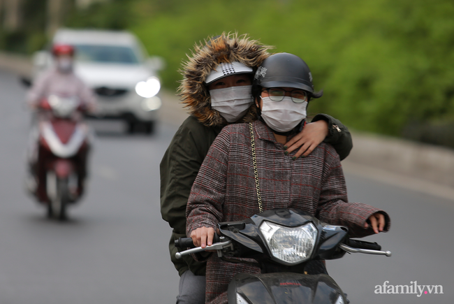 Trời trở lạnh, người Hà Nội xuýt xoa bên đống lửa - Ảnh 11. Trời trở lạnh, người Hà Nội xuýt xoa bên đống lửa - Ảnh 11.