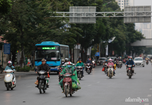 Trời trở lạnh, người Hà Nội xuýt xoa bên đống lửa - Ảnh 12. Trời trở lạnh, người Hà Nội xuýt xoa bên đống lửa - Ảnh 12.