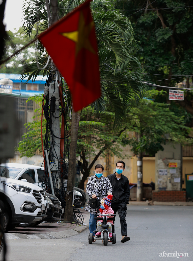 Trời trở lạnh, người Hà Nội xuýt xoa bên đống lửa - Ảnh 15. Trời trở lạnh, người Hà Nội xuýt xoa bên đống lửa - Ảnh 15.