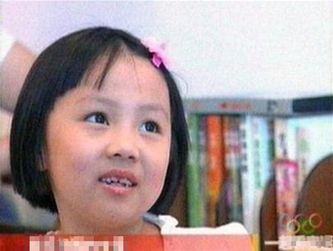 Cô bé hát mở màn Olympic Bắc Kinh năm ấy: Nạn nhân của vố lừa thế kỷ, tuổi thiếu niên kém sắc và trượt dốc vì cách nuôi dạy tai hại của mẹ - Ảnh 2.
