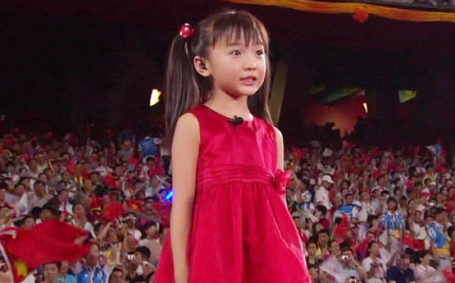 Cô bé hát mở màn Olympic Bắc Kinh năm ấy: Nạn nhân của vố lừa thế kỷ, tuổi thiếu niên kém sắc và trượt dốc vì cách nuôi dạy tai hại của mẹ - Ảnh 1.