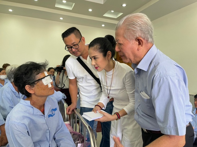 Việt Trinh xúc động bật khóc khi giúp đỡ gần 200 cụ già sáng mắt - Ảnh 4.