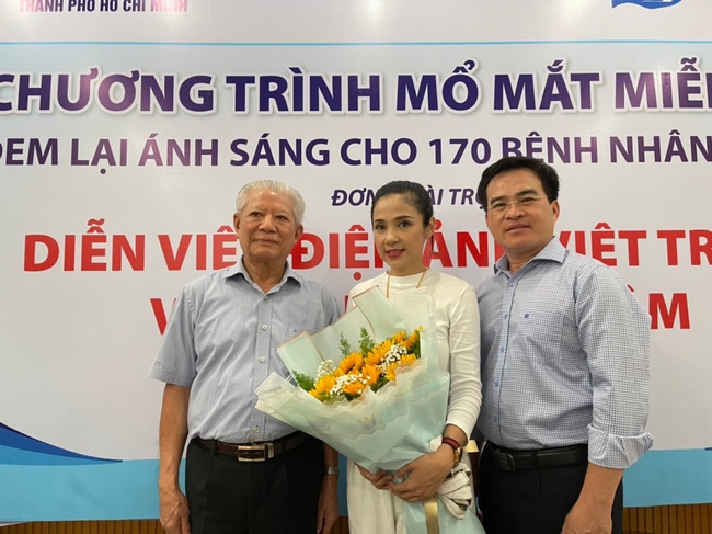 Việt Trinh xúc động bật khóc khi giúp đỡ gần 200 cụ già sáng mắt - Ảnh 2.