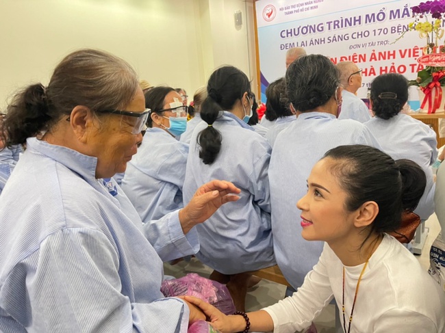 Việt Trinh xúc động bật khóc khi giúp đỡ gần 200 cụ già sáng mắt - Ảnh 5.