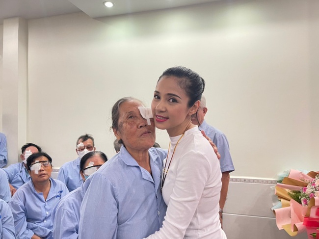 Việt Trinh xúc động bật khóc khi giúp đỡ gần 200 cụ già sáng mắt - Ảnh 6.