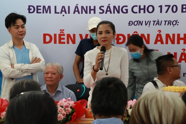 Việt Trinh xúc động bật khóc khi giúp đỡ gần 200 cụ già sáng mắt - Ảnh 8.