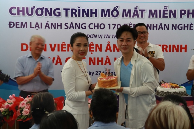 Việt Trinh xúc động bật khóc khi giúp đỡ gần 200 cụ già sáng mắt - Ảnh 3.