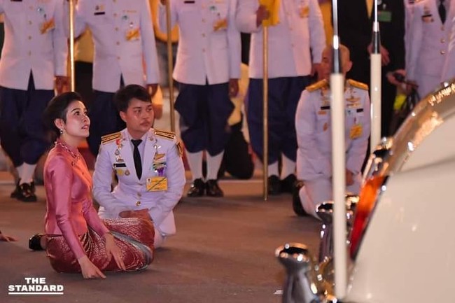 Đoạn clip cho thấy Hoàng hậu Suthida hoàn toàn không quan tâm đến Hoàng quý phi Thái Lan khi cả hai chạm mặt nhau gây sốt MXH - Ảnh 3.