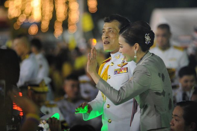 Đoạn clip cho thấy Hoàng hậu Suthida hoàn toàn không quan tâm đến Hoàng quý phi Thái Lan khi cả hai chạm mặt nhau gây sốt MXH - Ảnh 4.