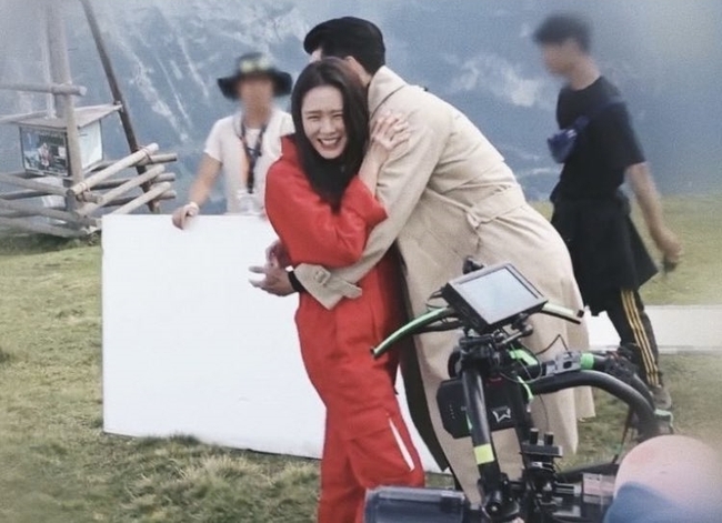 Cảnh Son Ye Jin mừng ra mặc vì được ôm Hyun Bin lần đầu tiết lộ trong &quot;Hạ cánh nơi anh&quot;, người trong cuộc &quot;tự khai&quot; thì yêu là cái chắc - Ảnh 2.