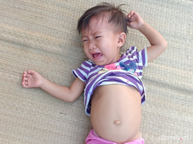 Người mẹ nghèo 3 năm liền thức trắng đêm cùng con gái 3 tuổi chiến đấu với căn bệnh hiểm nghèo - Ảnh 2. Người mẹ nghèo 3 năm liền thức trắng đêm cùng con gái 3 tuổi chiến đấu với căn bệnh hiểm nghèo - Ảnh 2.