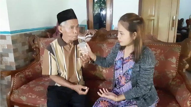 Cặp đôi "đũa lệch" chú rể 78 tuổi, cô dâu 17 tuổi ly hôn sau 22 ngày chung sống, cô dâu suy sụp bỏ ăn 1 ngày - Ảnh 2. Cặp đôi "đũa lệch" chú rể 78 tuổi, cô dâu 17 tuổi ly hôn sau 22 ngày chung sống, cô dâu suy sụp bỏ ăn 1 ngày - Ảnh 2.