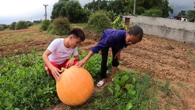 Bà Tân Vlog được con trai tặng loại quả nặng tới 30kg, chỉ trong &quot;1 nốt nhạc&quot; đã tính ngay ra món ăn chắc chỉ có trong chuyện cổ tích - Ảnh 1.