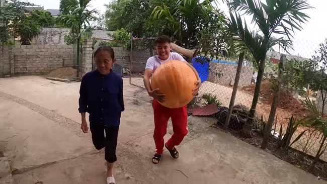 Bà Tân Vlog được con trai tặng loại quả nặng tới 30kg, chỉ trong &quot;1 nốt nhạc&quot; đã tính ngay ra món ăn chắc chỉ có trong chuyện cổ tích - Ảnh 2.