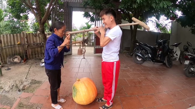 Bà Tân Vlog được con trai tặng loại quả nặng tới 30kg, chỉ trong &quot;1 nốt nhạc&quot; đã tính ngay ra món ăn chắc chỉ có trong chuyện cổ tích - Ảnh 3.