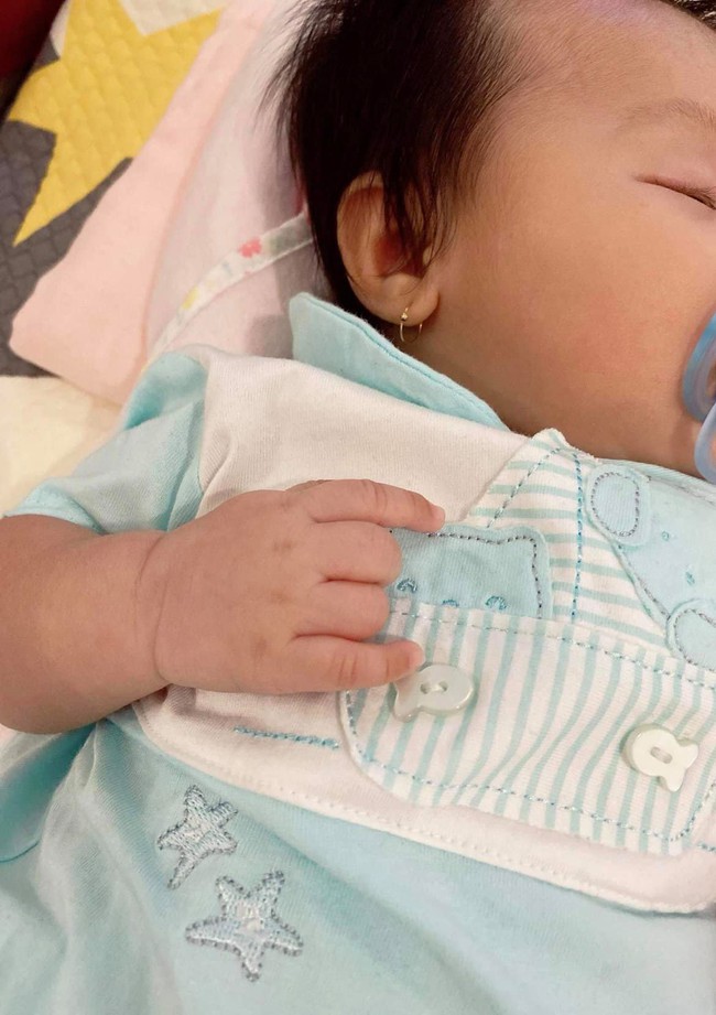 Đàm Thu Trang dần hé lộ gương mặt của con gái, ai cũng khen giống Cường Đô La ở điểm này - Ảnh 3. Đàm Thu Trang dần hé lộ gương mặt của con gái, ai cũng khen giống Cường Đô La ở điểm này Đàm Thu Trang dần hé lộ gương mặt của con gái, ai cũng khen giống Cường Đô La ở điểm này - Ảnh 3. Đàm Thu Trang dần hé lộ gương mặt của con gái, ai cũng khen giống Cường Đô La ở điểm này