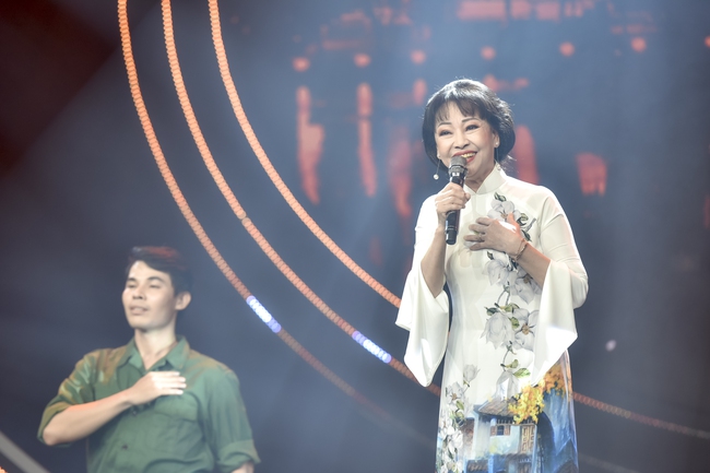 Thu Phương nức nở nhận ra người quen trên sân khấu "Và tôi vẫn hát", cả khán phòng không ai kìm được nước mắt - Ảnh 8. Thu Phương nức nở nhận ra người quen trên sân khấu “Và tôi vẫn hát”, cả khán phòng không ai kìm được nước mắt Thu Phương nức nở nhận ra người quen trên sân khấu "Và tôi vẫn hát", cả khán phòng không ai kìm được nước mắt - Ảnh 8. Thu Phương nức nở nhận ra người quen trên sân khấu “Và tôi vẫn hát”, cả khán phòng không ai kìm được nước mắt