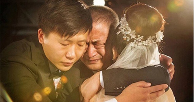 Vừa dựng rạp cưới cho con gái thì nhận được tin nhắn: `` Nói cho mẹ biết bộ mặt thật của con rể đi '', ông bố vợ vẫn tươi cười rồi chắp tay `` chốt hạ '' . Làm mọi người ngạc nhiên - Ảnh 2. Vừa dựng rạp cưới cho con gái thì nhận được tin nhắn: `` Nói cho mẹ biết bộ mặt thật của con rể đi '', ông bố vợ vẫn tươi cười rồi chắp tay `` chốt hạ '' . Làm mọi người ngạc nhiên - Ảnh 2.