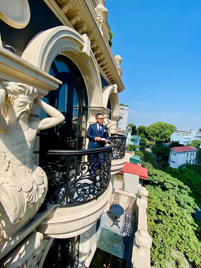 "Ông trùm thời trang Việt Nam" Chương Tailor sở hữu căn biệt thự xa hoa ngay phố cổ Hà Nội với bể cá Koi tiền tỷ cùng thú chơi chim đột biến cực quý hiếm - Ảnh 3. "Ông trùm thời trang Việt Nam" Chương Tailor sở hữu căn biệt thự xa hoa ngay phố cổ Hà Nội với bể cá Koi tiền tỷ cùng thú chơi chim đột biến cực quý hiếm - Ảnh 3.