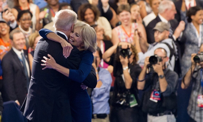 Đệ nhất phu nhân Mỹ Jill Biden: Sự nghiệp giáo dục đáng ngưỡng mộ, &quot;thích chơi khăm&quot; và từng đến Việt Nam năm 2015 để làm điều này - Ảnh 3.