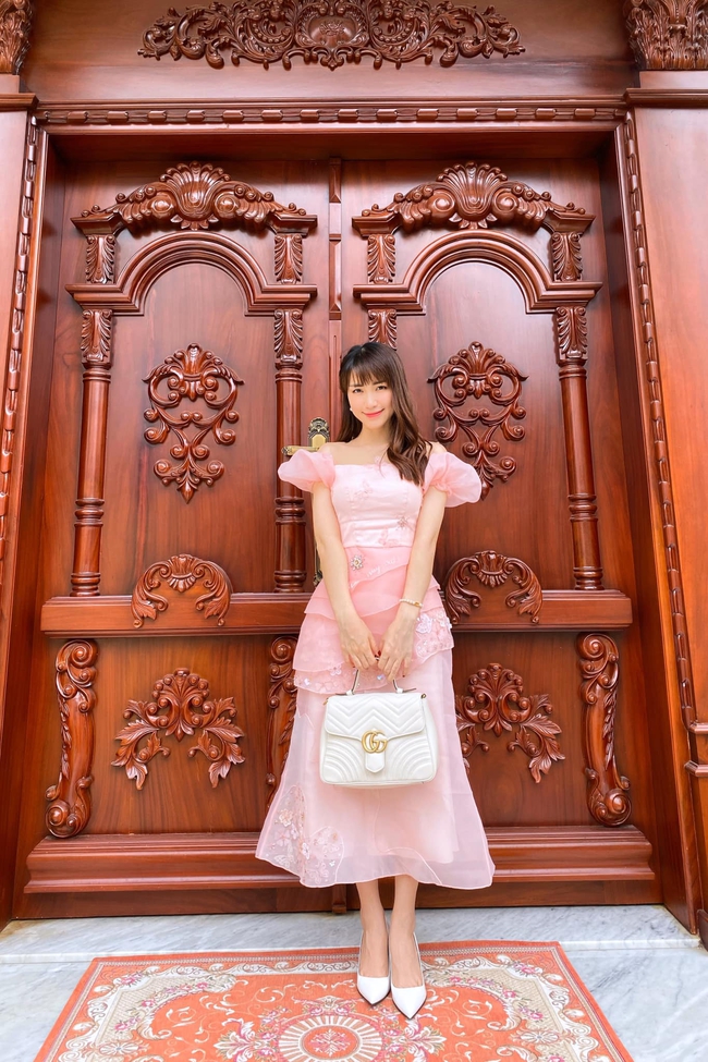 Hòa Minzy khoác lên người trang phục hồng điệu đà như công chúa.