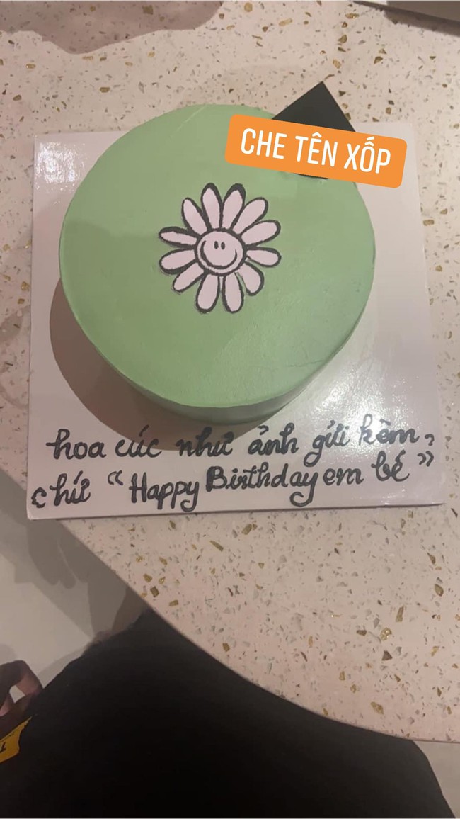 Đặt chiếc bánh sinh nhật với hình hoa cúc hottrend kèm lời nhắn ngọt ngào, cô gái nhận thành quả &quot;chuẩn yêu cầu&quot; mà vẫn tức tím mặt - Ảnh 2.
