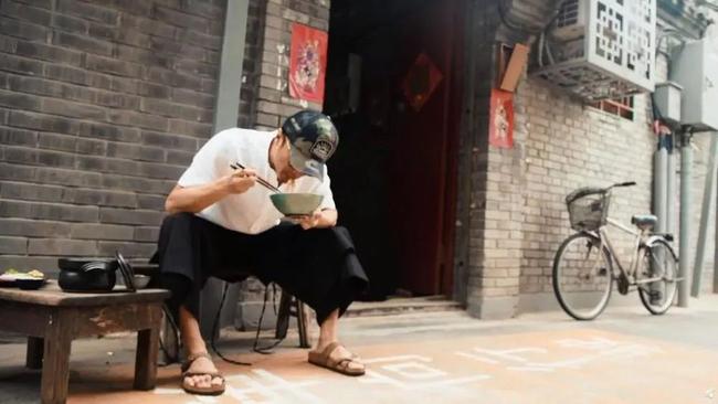 Tạ Đình Phong bị chê luộm thuộm khi ngồi ăn mì ngoài đường - Ảnh 2. Tạ Đình Phong bị chê luộm thuộm khi ngồi ăn mì ngoài đường - Ảnh 2.
